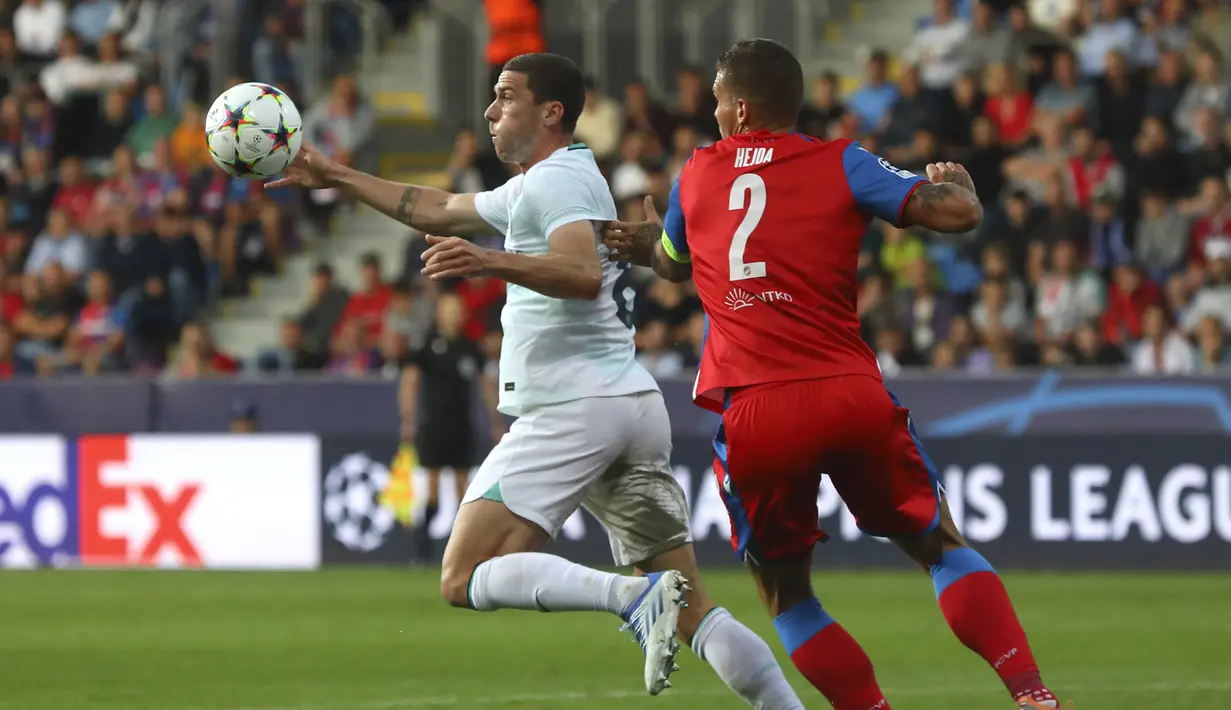 Bek Inter Milan Robin Gosens berebut bola dengan bek Viktoria Plzen Lukas Hejda pada matchday kedua Grup C di Doosan Arena Plzen, Selasa (13/9/2022). Inter Milan sukses menumbangkan Viktoria Plzen dengan skor 2-0. (AP Photo/Gabriel Kuchta)