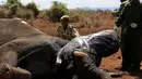 Petugas memasang radio satelit pada gajah liar di Amboseli National Park, Kenya (2/11). Pemasangan radio satelit untuk mempermudah pelacakan gajah liar serta mengendalikan perburuan liar. (REUTERS/Thomas Mukoya)