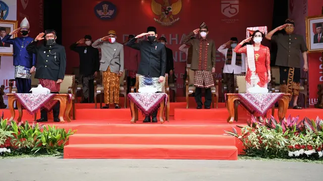 Mendikbud Nadiem Makarim didampingi seluruh pejabat eselon I Kemendikbud mengikuti upacara HUT ke-75 RI secara virtual