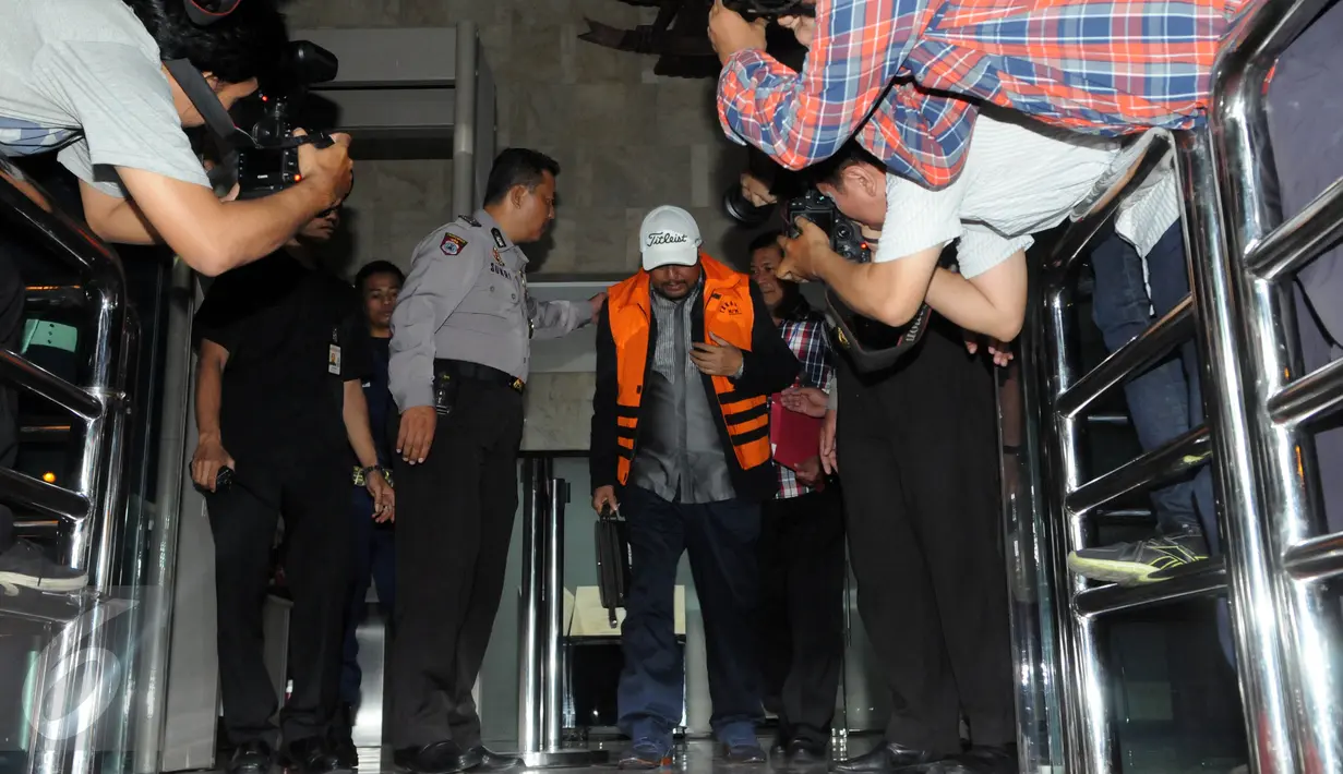 Tersangka kasus dugaan suap proyek pembangunan 12 ruas jalan di Provinsi Sumatera Barat yang juga anggota Komisi III DPR RI Fraksi Demokrat I Putu Sudiartana usai menjalani pemeriksaan di Gedung KPK, Jakarta, Kamis (30/6). (Liputan6.com/Helmi Afandi)