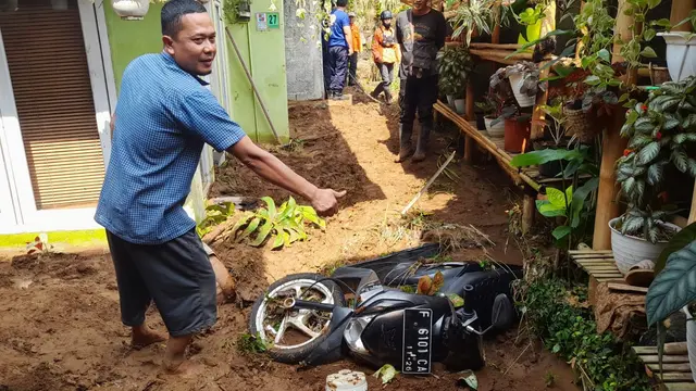 Banjir lumpur di Kota Bogor merendam kendaraan warga