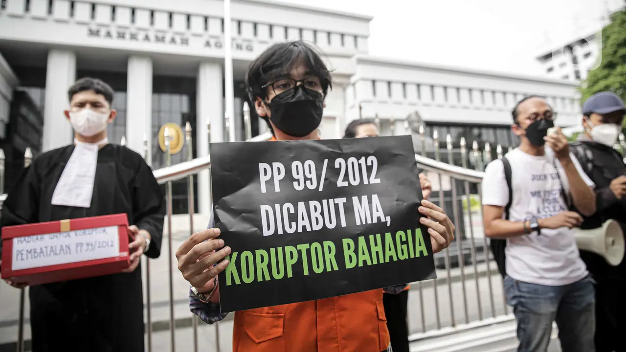 FOTO: Aksi ICW di Depan Gadung Makhamah Agung