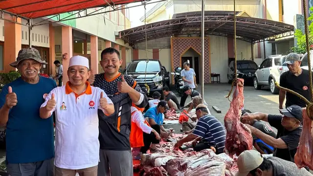 Ketua Fraksi PKS DPR RI Jazuli Juwaini menjelaskan, ibadah kurban saat momen Idul Adha adalah bentuk solidaritas sosial yang memuliakan dan membahagiakan sesama.
