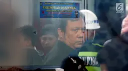 Stiker informasi pengaduan kekerasan ditempel di sekitar Stasiun Tanah Abang, Jakarta, Kamis (21/12). Stiker ini juga bertuliskan informasi tentang pengaduan ketika terjadi kekerasan pada wanita dan anak. (Liputan6.com/JohanTallo)