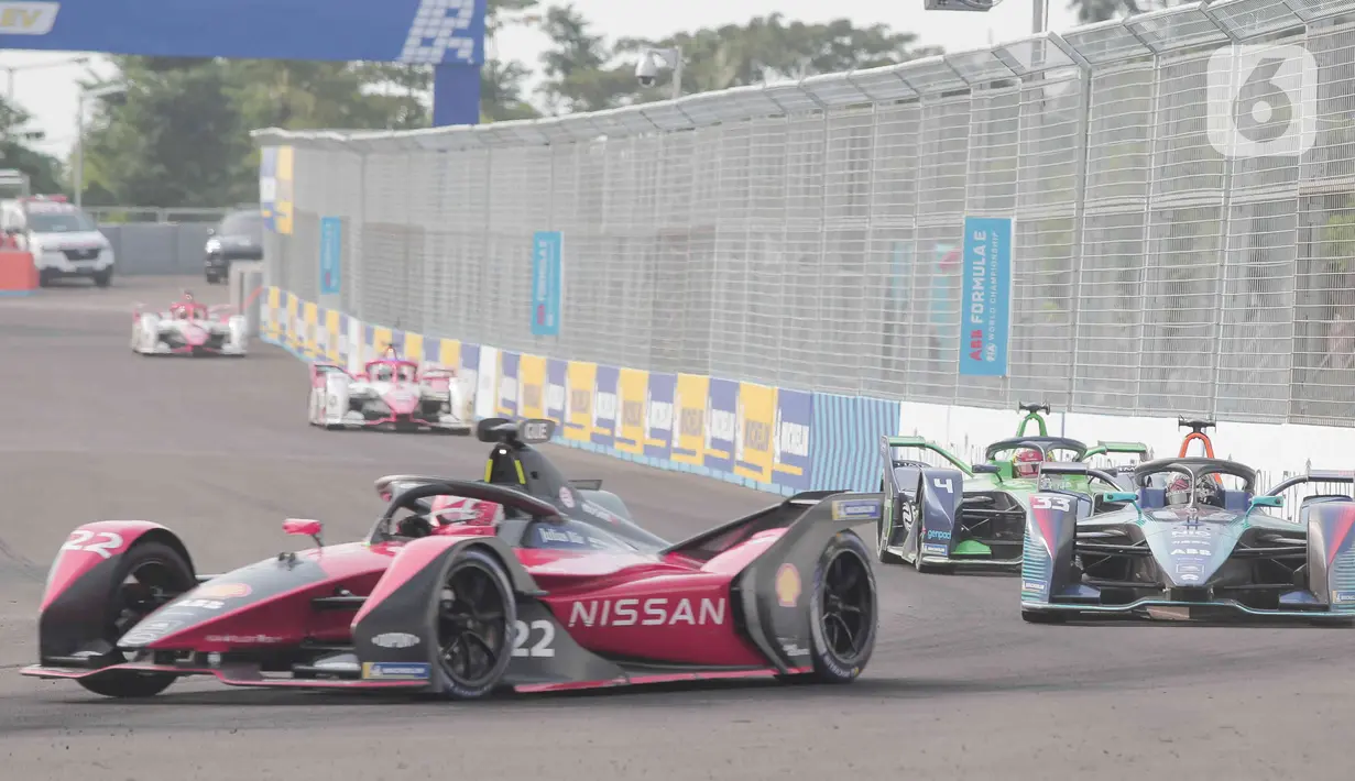Pembalap melaju pada balapan Formula E seri kesembilan di Jakarta International E-Prix Circuit (JIEC), Jakarta, Sabtu (4/6/2022). Pembalap Jaguar TCS Mitch Evans menjadi pemenang usai menjadi yang tercepat menyelesaikan putaran 40 lap dengan catatan waktu 48 menit 28, 424 detik. (Liputan6.com/Herman Zakharia)