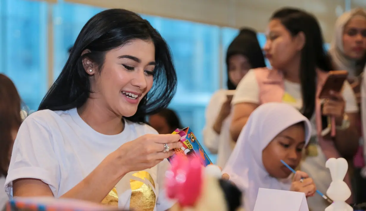 Masih ditempat yang sama, Naysila Mirdad mengakui sang kekasih mirip dengan ayahnya. Hal yanh sama juga di dunia maya yang melihat kekasihnya mirip dengan Jamal Mirdad. (Adrian Putra/Bintang.com)