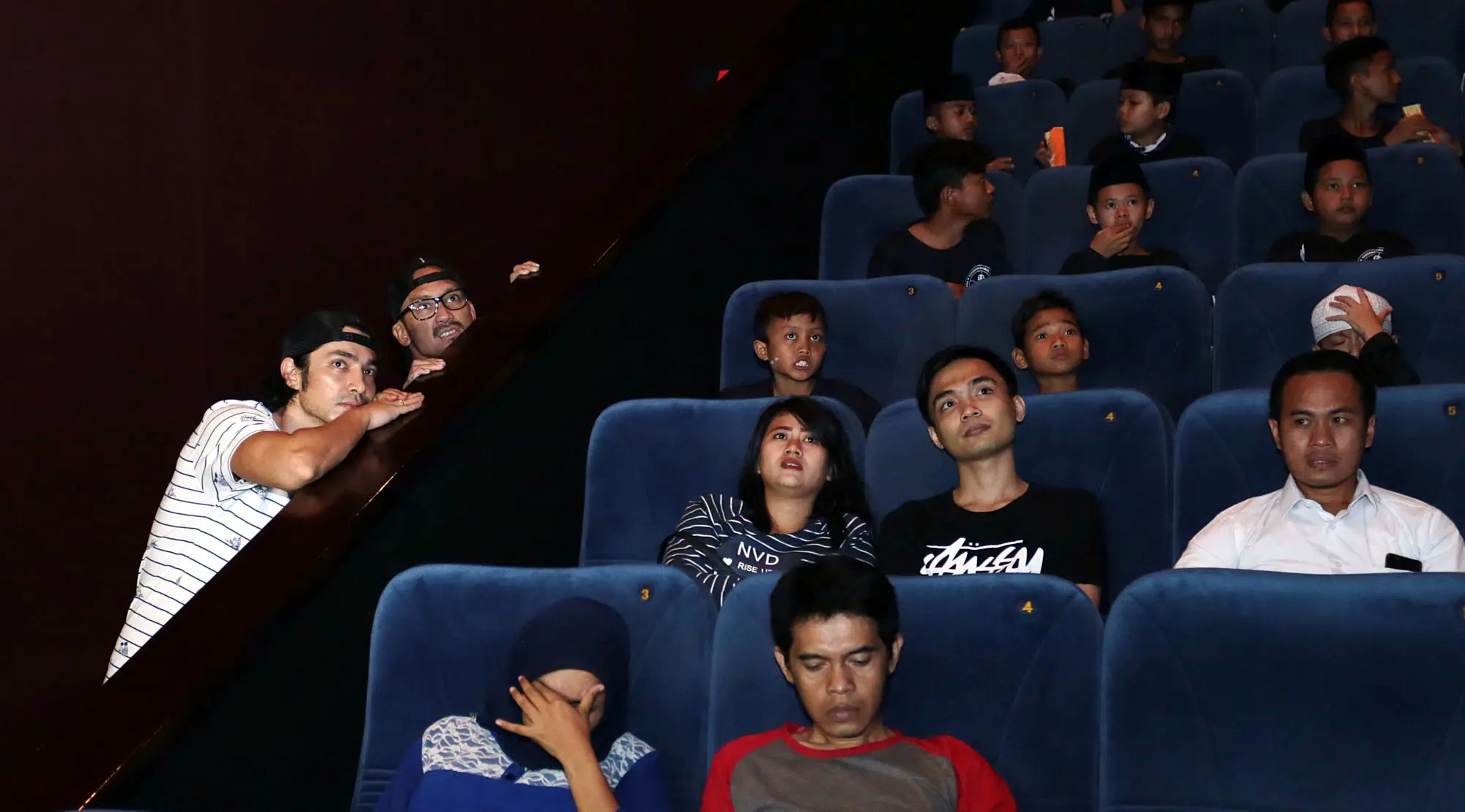 "Takut mereka nggak ngerti awalnya. Tapi ternyata ngerti, apalagi visualnya filmnya kan juga mendukung. Gue senang mereka ngerti. Karena kan mereka adalah generasi penerus juga," tukas Abimana. (Deki Prayoga/Bintang.com)