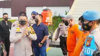 Kompol YC (baju tahanan masker hitam) dalam konferensi pers perwira polisi konsumsi sabu yang videonya viral. (Liputan6.com/M Syukur)