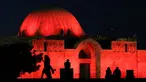 Kuil Hercules berhias lampu berwarna merah untuk menandai Hari Inklusi di Amman, Yordania, Jumat (20/7). Lebih dari 170 landmark di seluruh dunia diterangi warna merah untuk memperingati Hari Inklusi. (Khalil Mazraawi/Light Up For Inclusion/AFP-Services)