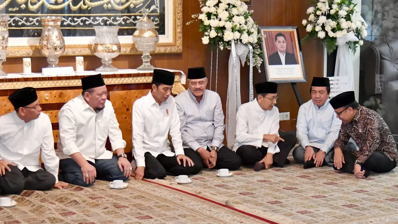 Presiden Jokowi menyambangi kediaman Ketua Mahmakah Agung (MA) Hatta Ali. (Liputan6.com/Lizsa Egeham)