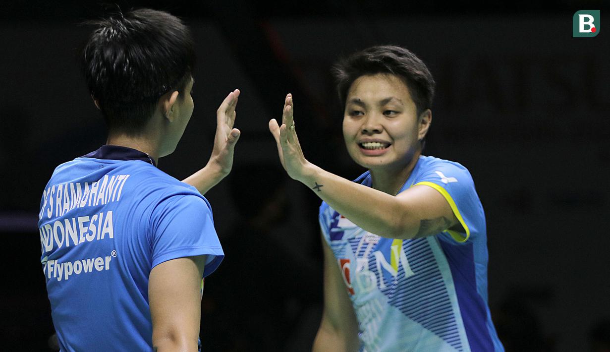 Memasuki game kedua, Apriyani/Siti Fadia hanya sempat mengimbangi perolehan angka pasangan Cina di kedudukan 2-2. Setelah itu mereka selalu tertinggal dan menutup interval dengan keedudukan 5-11. (Bola.com/Ikhwan Yanuar)