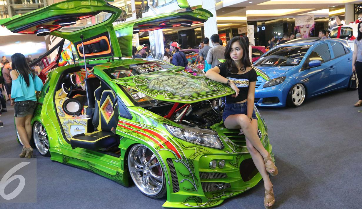 Model Seksi Hiasi Mobil Modifikasi Foto Liputan6com