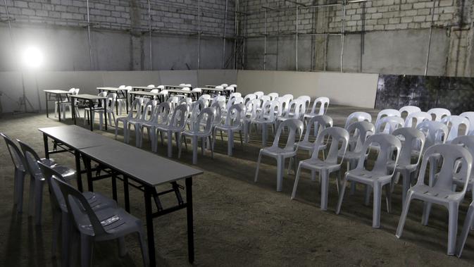 Suasana media center dari Stadion Rizal Memorial di Manila,Senin (25/11). Meski akan digunakan untuk ajang SEA Games 2019 kondisi ruangannya sangat memprihatinkan. (Bola.com/M Iqbal Ichsan)