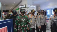 Panglima TNI Marsekal TNI Hadi Tjahjanto bersama Kapolri Jenderal Polisi Idham Azis dan Gubernur Jateng Ganjar Pranowo meninjau langsung penerapan protokol kesehatan di Paragon Mal dan Pasar Karangayu, Semarang (Foto: Puspen TNI)