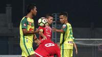Persija menahan Kedah FA dengan 10 pemain pada laga kedua Suramadu Super Cup di Stadion Gelora Bangkalan, Bangkalan (9/1/2018). (Bola.com/Aditya Wany)