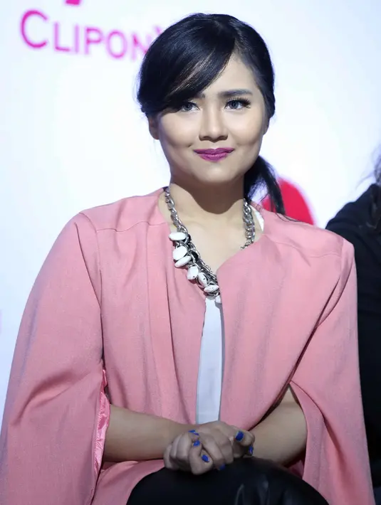 "Memang sekarang status single, tapi aku happy-happy saja karena fokus di karir dan banyak yang dikerjakan. Kemarin sibuk kuliah, sekarang sibuk musik. Tapi enggak menutup hati sih, hehhehe," ujar Gita Gutawa. (Nurwahyunan/Bintang.com)