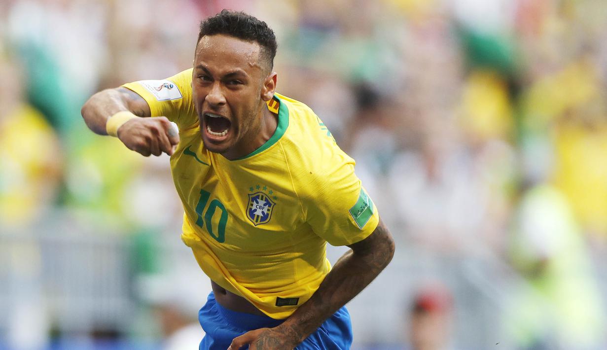 1. Neymar (Brasil) - Pemain termahal dunia ini tampil gemilang bersama PSG. Meski sempat menepi karena cedera namun ia mampu tampil brilian dan berpeluang menjuarai Piala Dunia 2018. (AP/Frank Augstein)