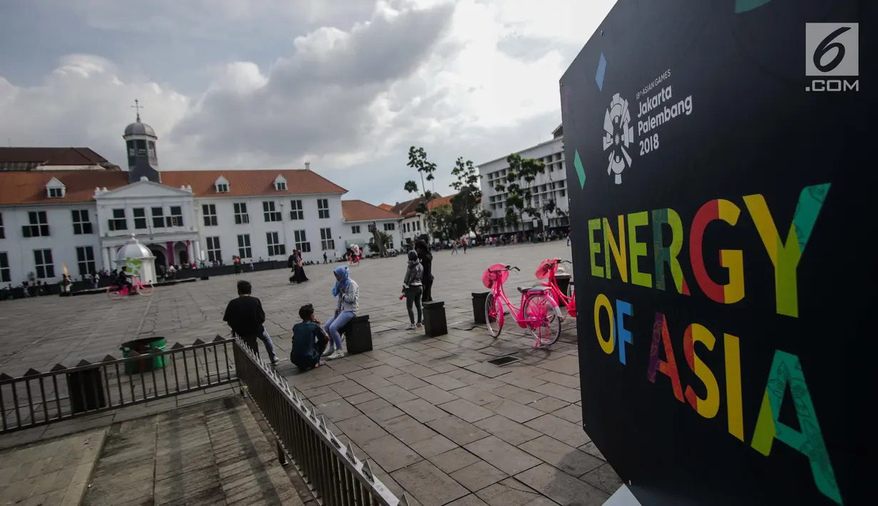 Ornamen Asian Games 2018 menghiasi kawasan Kota Tua, Jakarta, Senin (4/12). Adapun perhelatan akbar olahraga Asian Games 2018 akan digelar mulai 18 Agustus-2 September di Jakarta dan Palembang. (Liputan6.com/Faizal Fanani)