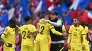 Pelatih Chelsea, Thomas Tuchel memeluk pasukannya usai berhasil mengalahkan Crystal Palace 2-0 di babak semifinal Piala FA 2021/2022. (AFP/Ben Stansall)