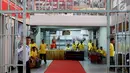 Sejumlah penghuni lapas tengah melakukan kativitas kerajinan tangan dan keterampilan di lapas Kelas IIA Narkotika Jakarta, Cipinang, Jakarta, Sabtu (9/9). (Liputan6.com/Angga Yuniar)