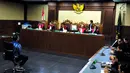 Suasana sidang pembacaan putusan hakim terdakwa menyuap panitera pengadilan Saipul Jamil di Pengadilan Tipikor Jakarta, Senin (31/7). Dihari ulang tahunya Saipul Jamil mendapatkan hadiah sepatu dan kue ulang tahun. (Liputan6.com/Helmi Afandi)