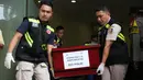 Petugas mengangkat peti berisi jenazah korban kebakaran Gedung Terra Drone, di Rumah Sakit Bhayangkara R. Said Sukanto atau RS Polri Kramat Jati, Jakarta, Rabu (10/12/2025). Suasana duka mendalam menyelimuti halaman belakang RS Polri Kramat Jati, Jakarta. (merdeka.com/magang/Rendi Saputra)