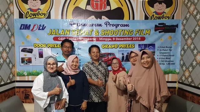 Aris Wahyudi bersama dengan tim seusai peluncuran produserfilm.com. (Foto: Liputan6.com/Dok. Aris/Muhamad Ridlo)