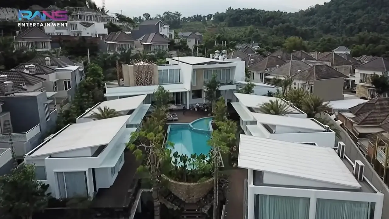 Jemput Raffi Ahmad Pakai Jet Pribadi, Ini Potret Rumah Mewah Crazy Rich Malang