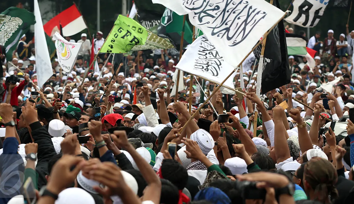 Sejumlah massa membawa bendera ormas saat melakukan aksi damai 212 jilid 2 di depan Gedung Dewan Perwakilan Rakyat, Senayan, Jakarta, Selasa (21/2). (Liputan6.com/JohanTallo)