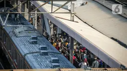 Penumpang KRL mengantre di Stasiun Tanah Abang, Jakarta Pusat, Kamis (4/2/2021) sore. Menurut keterangan petugas, antrean panjang tersebut hampir terjadi setiap harinya saat bulan Ramadhan. (Liputan6.com/Faizal Fanani)