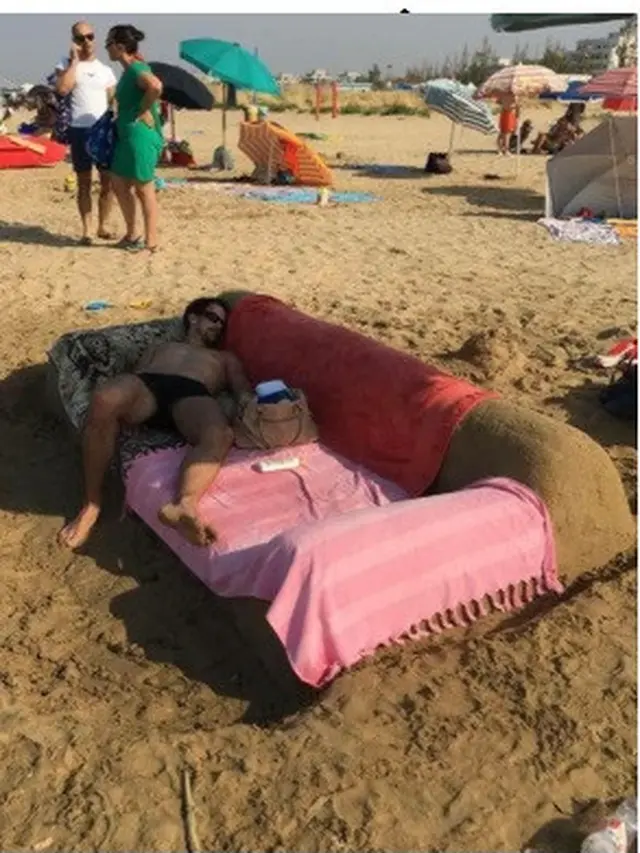 Kelakuan di pantai (Sumber: Boredpanda)