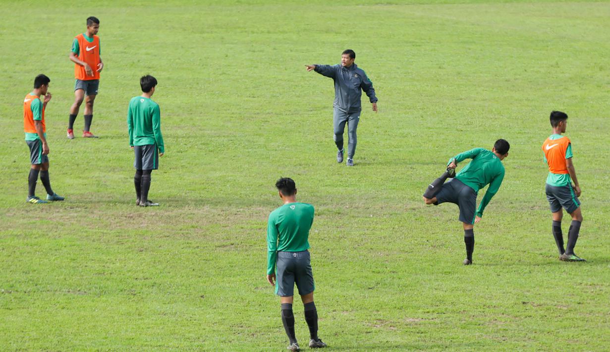Pelatih Timnas Indonesia U-19, Indra Sjafri, memberikan instruksi saat latihan di Stadion Padomar, Yangon, Sabtu (9/9/2017). Pada laga Piala AFF U-18 selanjutnya Timnas U-19 akan melawan Vietnam U-19. (Liputan6.com/Yoppy Renato)