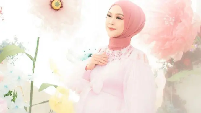 8 Gaya Maternity Shoot Ria Ricis Pakai Dress Pink, Vibenya Seperti Putri di Negeri Dongeng