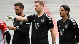 Tiga kiper Bayern Munchen (dari kiri) Sven Ulreich, Manuel Neuer dan Yann Sommer saat perkenalan skuad musim 2023/2024 di Munich, Jerman (23/7/2023). Meski telah memiliki dua kiper hebat saat ini, Manuel Nueur dan Yann Sommer, namun keduanya memiliki masalah sendiri-sendiri. Manuel Nueur tengah mengalami cedera dan masih membutuhkan waktu pemulihan, sementara Yan Sommer berkeinginan hengkang. Kedatangan David De Gea tentu bisa menjadi solusi. (AFP/Christof Stache)