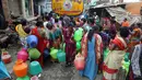 Warga membawa wadah-wadah saat mengantre untuk mengisi air dari truk tangki di Kota Chennai, India, Rabu (19/6/2019). Media-media setempat melaporkan, rumah dan hotel mengalami krisis air parah akibat danau yang mengering dan persediaan air tanah menipis. (AP Photo/R. Parthibhan)