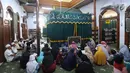 Peziarah berdoa di makam Habib Husein bin Abubakar Alaydrus di dalam Masjid Keramat Luar Batang, Penjaringan, Jakarta, Minggu (1/9/2019). Pada Tahun Baru Islam 1 Muharram 1441 H, Masjid Luar Batang dipadati peziarah dari berbagai kota di pulau Jawa. (merdeka.com/Arie Basuki)