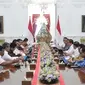 Presiden Joko Widodo (Jokowi) memimpin rapat terbatas (ratas) bersama jajarannya untuk membahas persiapan Pekan Olahraga Nasional (PON) XXI di Provinsi Aceh dan Sumatra Utara (Sumut) yang akan dimulai pada September 2024 mendatang. Ratas tersebut digelar di Istana Merdeka, Jakarta, pada Senin, 9 Oktober 2023. (Foto: Lukas - Biro Pers Sekretariat Presiden)