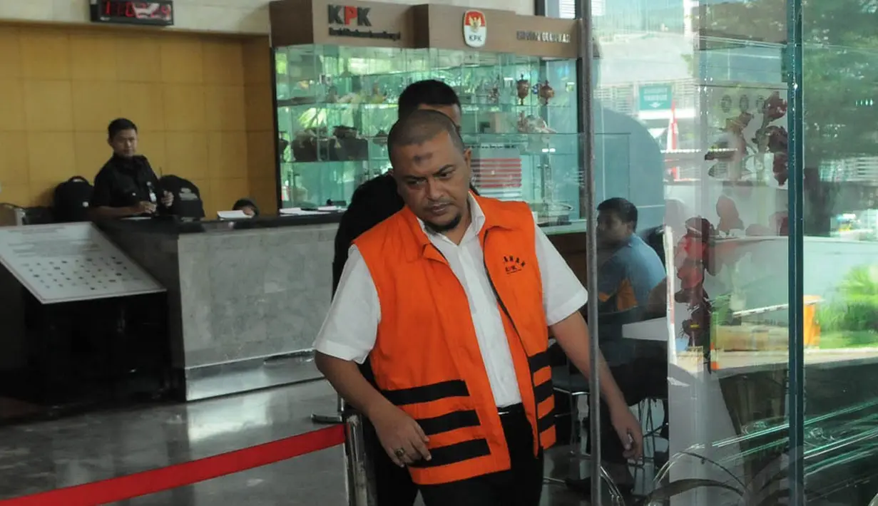 Tersangka kasus dugaan korupsi dermaga Sabang, Ramadhani Ismy menjalani pemeriksaan KPK, Jakarta, Rabu (20/8/14). (Liputan6.com/Herman Zakharia)