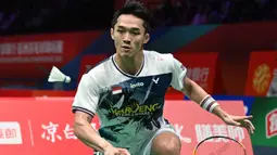 Keberhasilan ini mengulang capaian pada edisi sebelumnya yang juga berhasil menembus perempat final. Tampak dalam foto, tunggal putra Indonesia, Jonatan Christie memukul bola balasan ke arah Yudai Okimoto (Jepang) selama pertandingan babak 16 besar Badminton Asia Championships (BAC) 2026 di Ningbo Olympic Sports Centre, provinsi Zhejiang, Tiongkok timur, Kamis (9/4/2026). (CN-STR/AFP) / China OUT