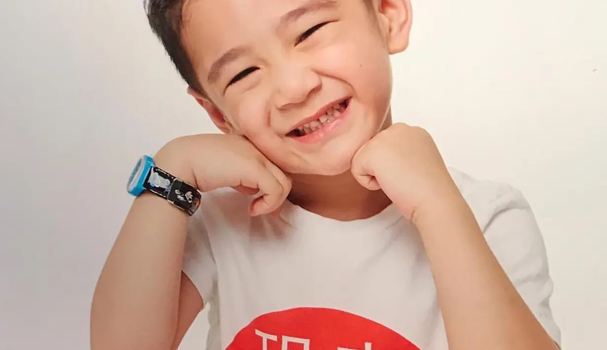 Sebagai anak dari pasangan Raffi Ahmad dan Nagita Slavina ternyata Rafathar tidak kalah tenar dari orangtuanya. Rafathar yang belum lama ini lulus dari PAUD diketahui mendapat hadiah dari Raffi berupa mobil mewah. (Liputan6.com/raffinagita1717)