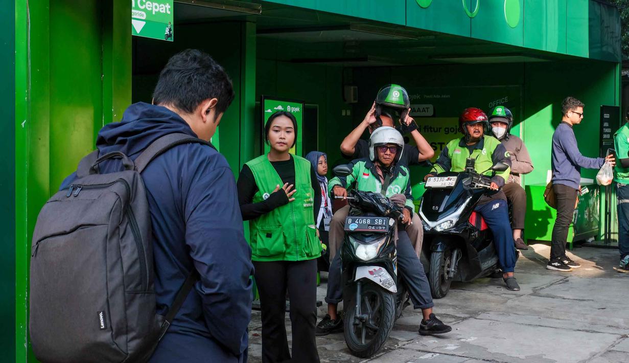 Para penumpang menggunakan ojek daring di luar stasiun kereta api saat jam sibuk di Jakarta pada Kamis 21 Mei 2026. (BAY ISMOYO/AFP)