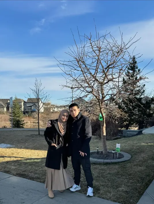 Begini potretnya dengan sang buah hati saat tiba di Alberta. Tampak Cindy yang tampil menawan dengan long coat dan rok plisket-nya, sementara putranya mengenakan pakaian serba hitam.  [@cindyfatikasari18]