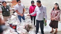 Direktur Utama Perum Bulog Budi Waseso melakukan sidak (inspeksi mendadak) ke Gudang Beras di Pasar Induk Beras Cipinang,  Jakarta Timur, Jumat (3/2/2023). Saat sidak, ditemukan dua pedagang yang diduga melakukan penyelewengan terhadap beras cadangan beras pemerintah (CBP). (Liputan6.com/Angga Yuniar)