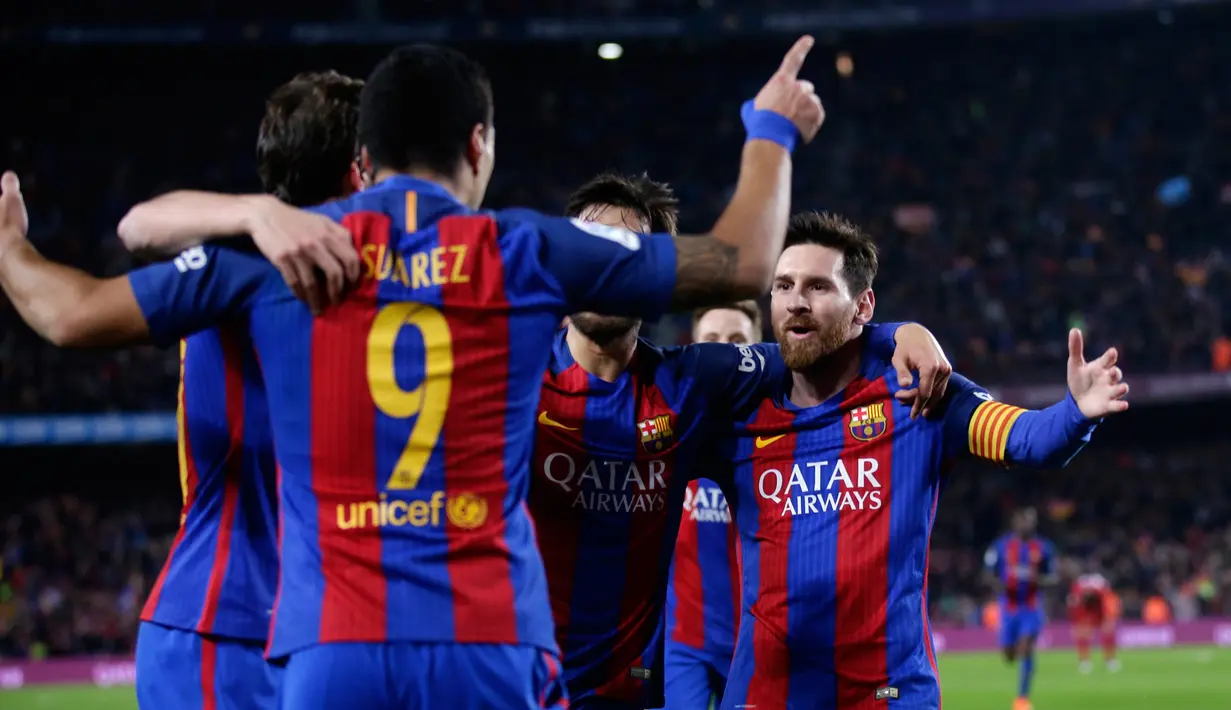 Penyerang Barcelona, Lionel Messi bersama Luis Suarez merayakan gol pembuka ke gawang Atletico Madrid pada leg kedua semifinal Copa del Rey di Estadio Camp Nou, Selasa (7/2). Barca lolos ke final dengan keunggulan aggregat 3-2. (AP Photo/Manu Fernandez)