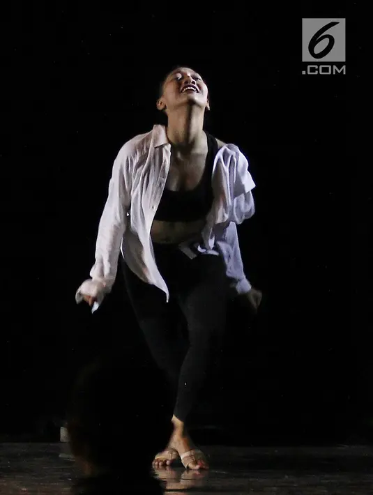 Gaya peserta saat menunjukkan tariannya dalam kompetisi Namarina bertajuk 'International Jazz dance Competition 2018' di Jakarta, Minggu (6/5). Lomba ini terbagi atas kategori solo dan grup. (Liputan6.com/Herman Zakharia)
