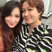 Asmirandah dan sang bunda, Sani Suliwati (Instagram/@asmirandah89)