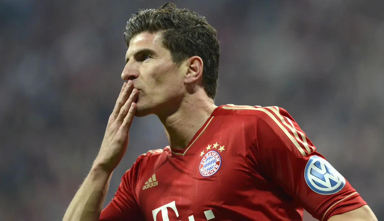 4. Mario Gomez - Kedatangan Pep Guardiola ke Bayern Munchen membuatnya dibuang ke Fiorentina. Ketika itu sempat menjadi perdebatan karena dirinya dianggap sebagai salah satu andalan klub dan juga Timnas Jerman. (AFP/Christof Stache)