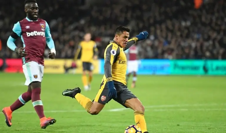 Striker Arsenal Alexis Sanchez melepaskan tembakan ke gawang West Ham United pada laga Liga Inggris musim lalu. (AFP/Justin Tallis)