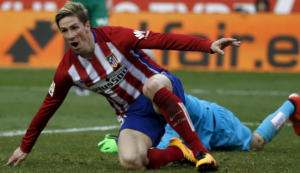 Pemain Atletico Madrid,  Fernando Torres saat mencetak gol ke gawang Eibar pada Lanjutan La Liga Spanyol di Stadion Vicente Calderon, Sabtu (6/2/2016). (REUTERS/Javier Barbancho)