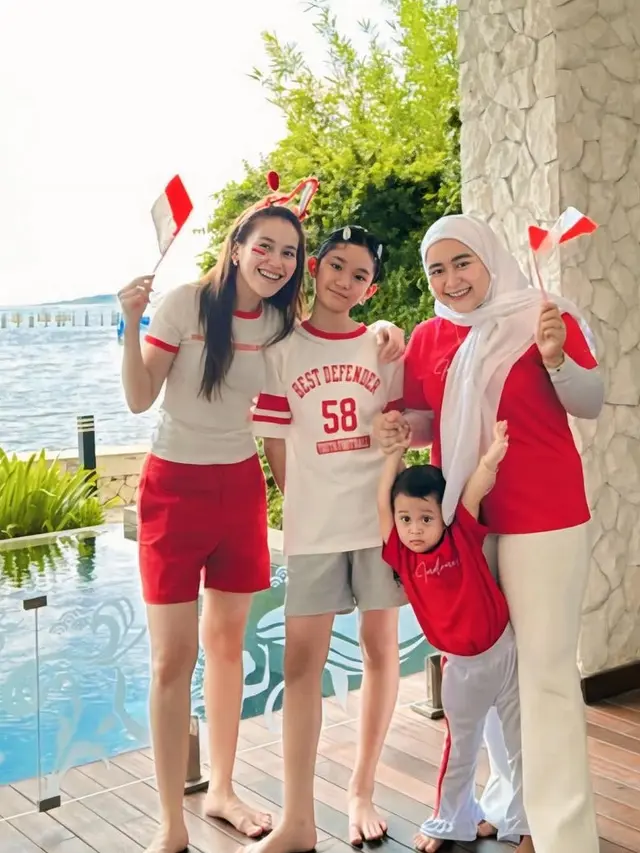 Ayu Ting Ting Padukan Kaos dengan Celana Pendek Merah saat Memperingati Hari Kemerdekaan [@ayutingting92]